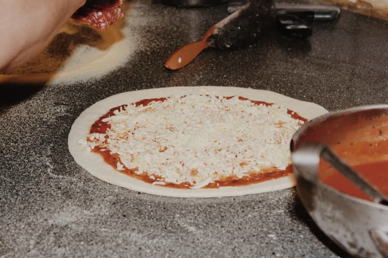 Pizza der bliver tilberedt